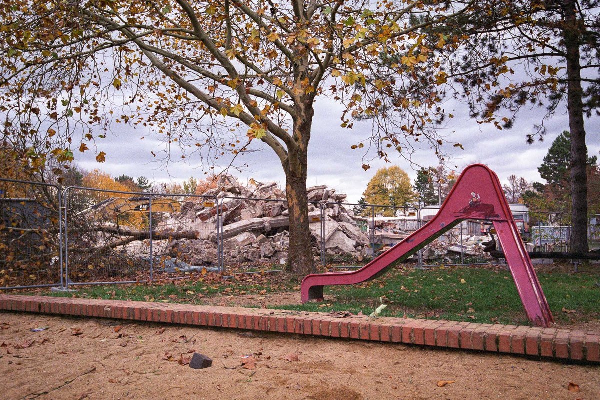Von der Grundschule ist im November 2018 nur noch ein Trümmerhaufen übrig.