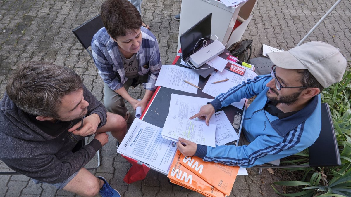 Filippo Capezzone (rechts) checkt die Nebenkostenabrechnung – oft findet er Fehler. Fotos: Joachim E. Röttgers