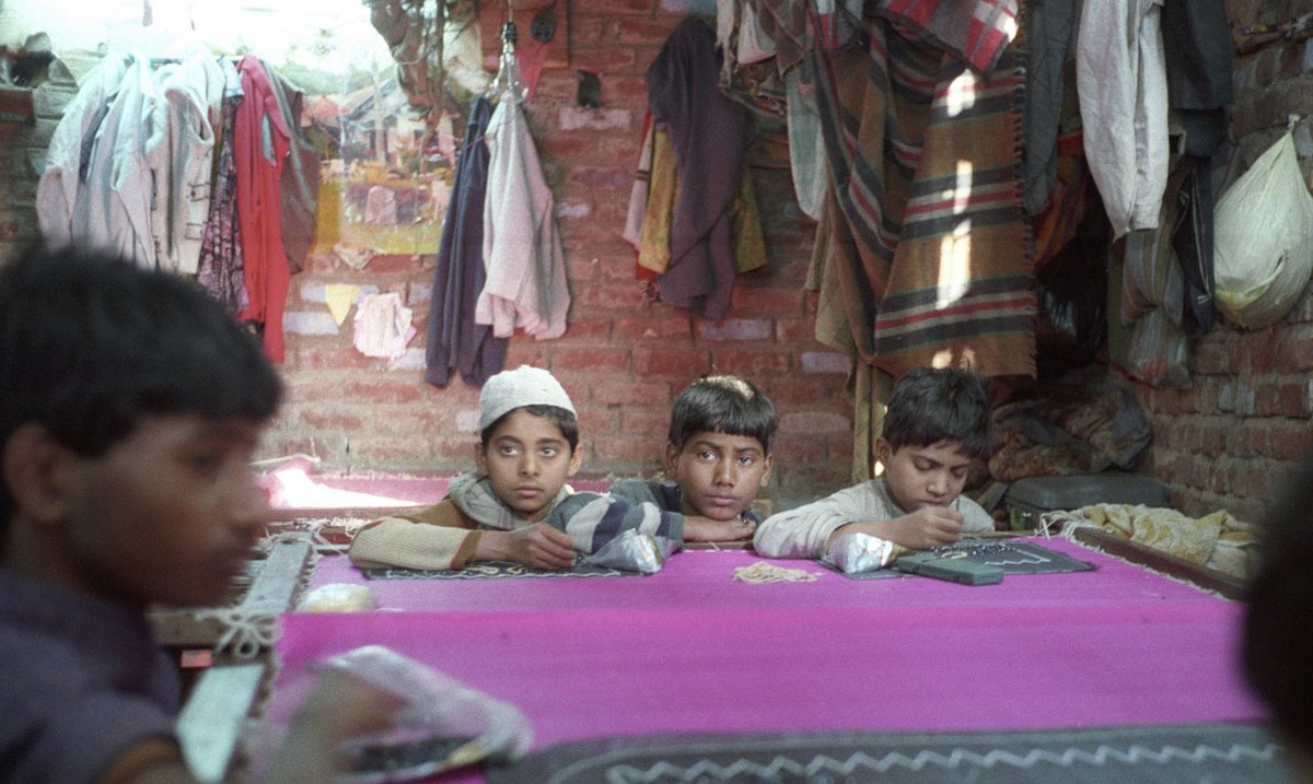 Bis zu zwölf Stunden täglich nähen die Kinder in dieser Textilwerkstatt in Seelampur im Osten von Delhi. Fotos: Joachim E. Röttgers