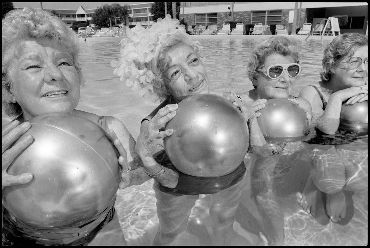 Water exercise group / Wassergymnastikgruppe, St. Petersburg, Florida, USA 1986.