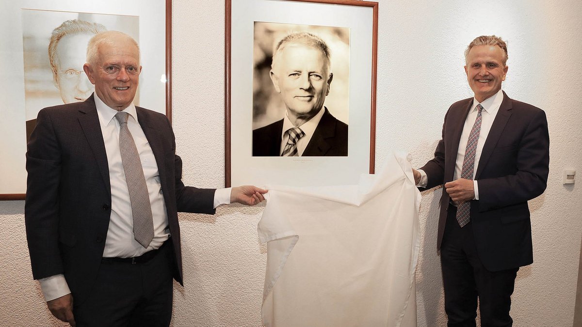 OB Nopper (rechts)  präsentiert das Bildnis des Alt-OB Kuhn, das so anders aussieht als der Abgebildete. Foto: Thomas Hörner/Stadt Stuttgart