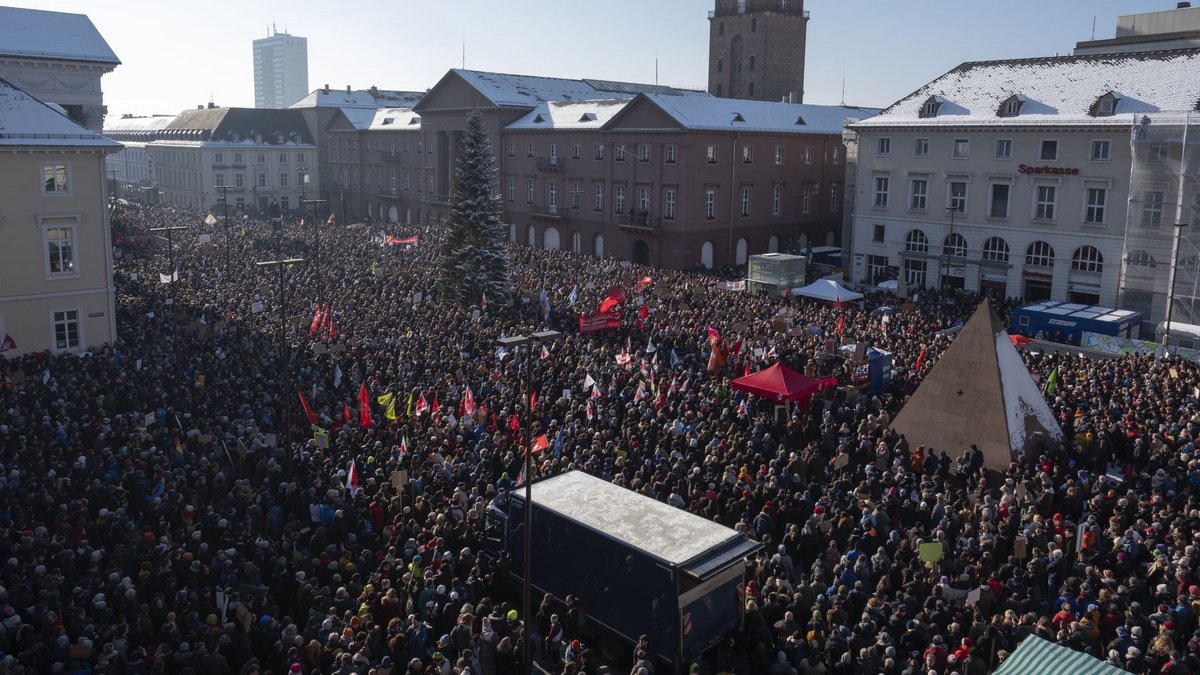 Zeitgleich demonstrierten rund 25.000 Menschen in Karlsruhe. Foto: Gustavo Alàbiso