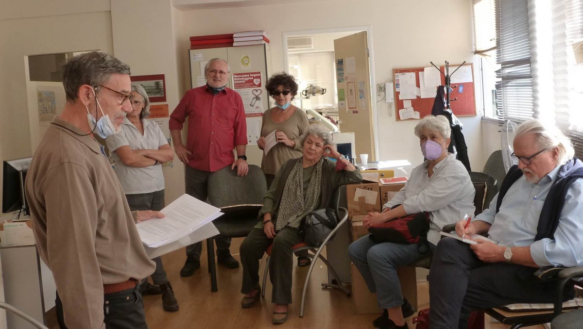 Peter Mannherz (rechts) und Mitstreiter:innen vom Gesundheitsnetz Hegau besuchten im vorigen Oktober die Solidarklinik in Athen. Foto: privat