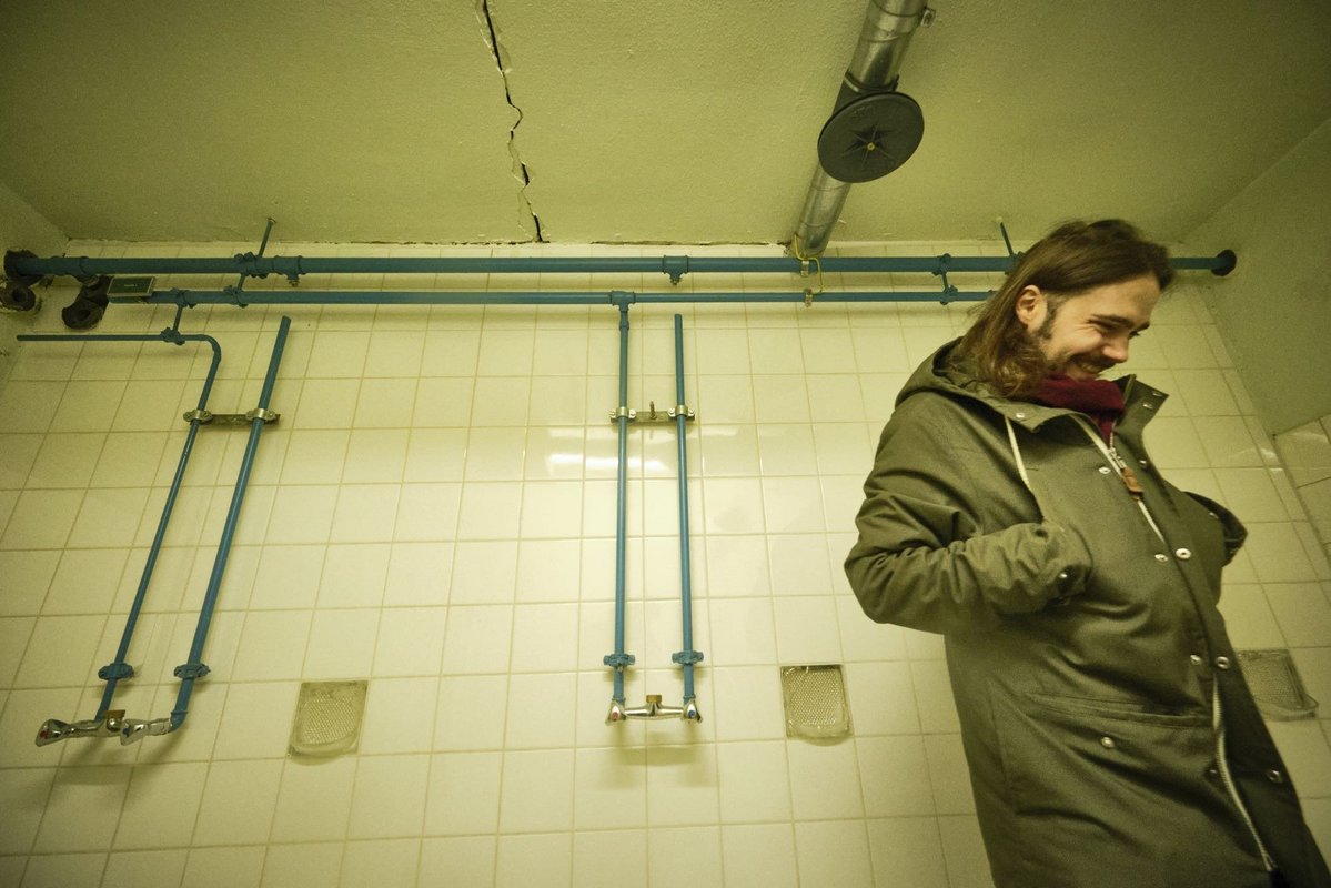 Bunker zu Proberäumen: Musiker Alexander Brueggeboes bei der Untergrund-Begehung. 
