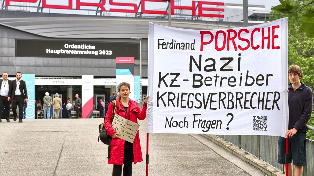 Das Banner, das für Missverständnisse sorgt, hier vor der Porsche-Arena. Fotos: Joachim E. Röttgers