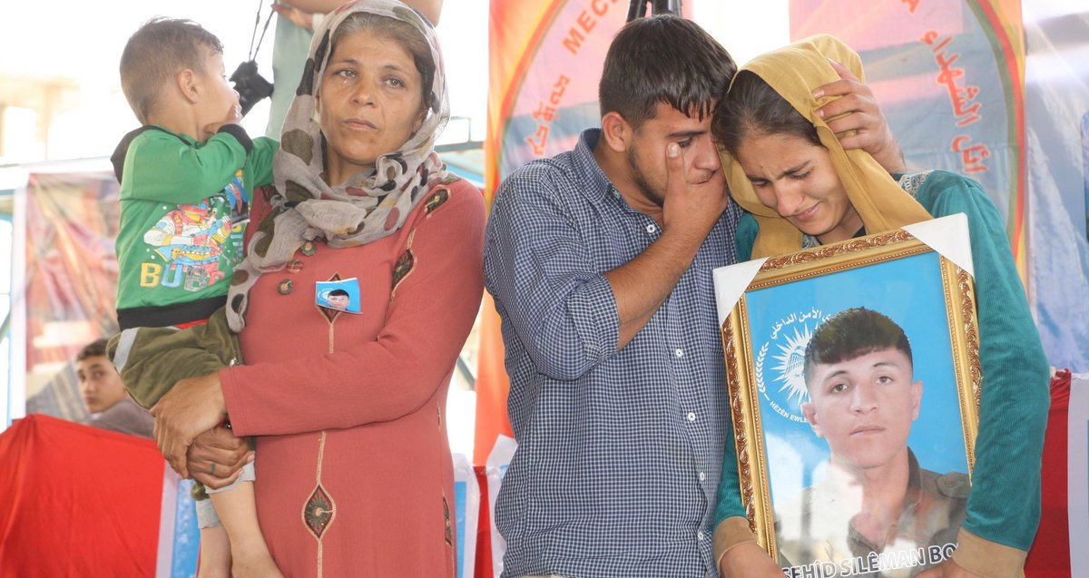 Trauer um die Opfer türkischer Angriffe im kurdischen Dêrik. Foto: Raman Bilal