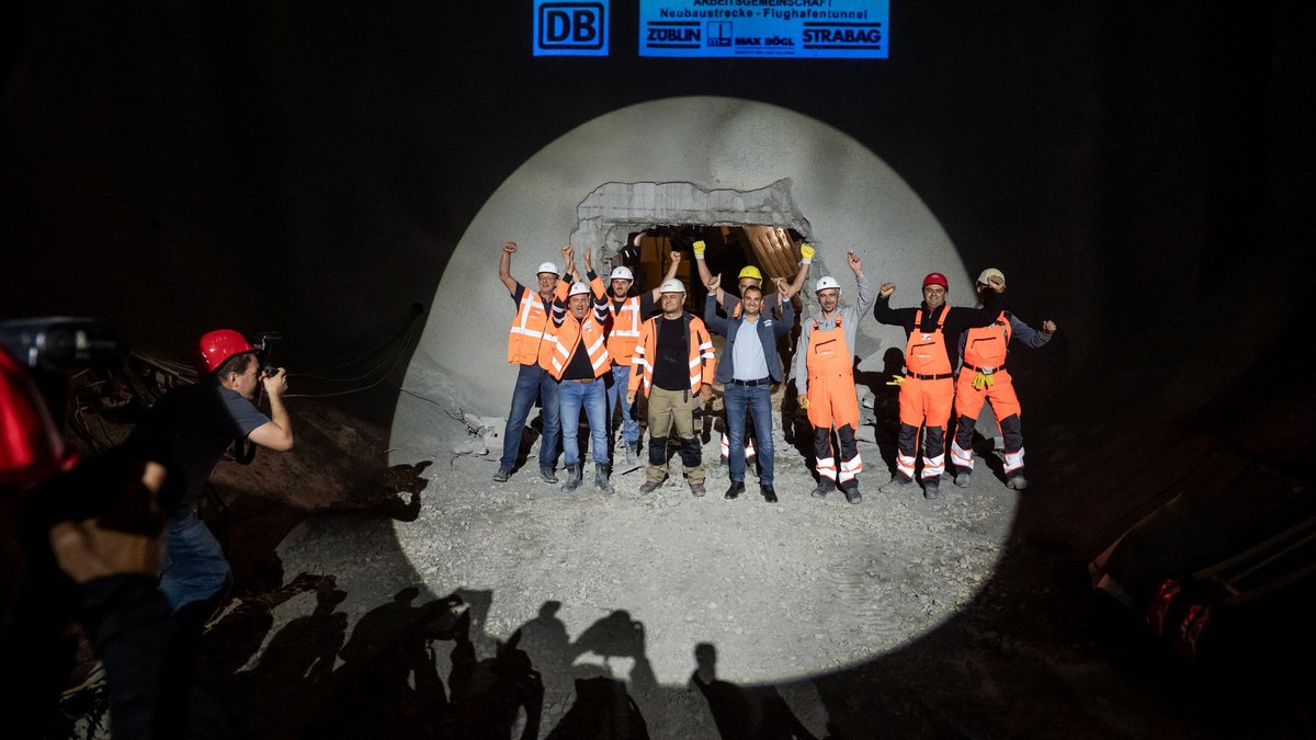Die Tunnelarbeiter lassen sich feiern. 