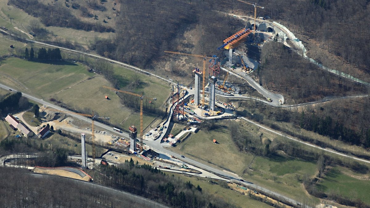 2018 beim Bau der Brückenpfeiler. Luftbilder: Manfred Grohe