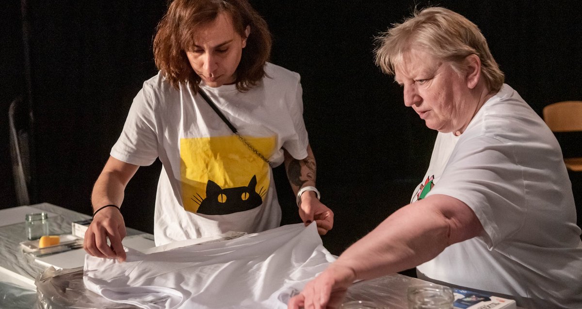Atish (links) leitete einen Textilworkshop im Stuttgarter Theater am Olgaeck, hier mit Katja Walterscheid von "Just Human". Fotos: Jens Volle