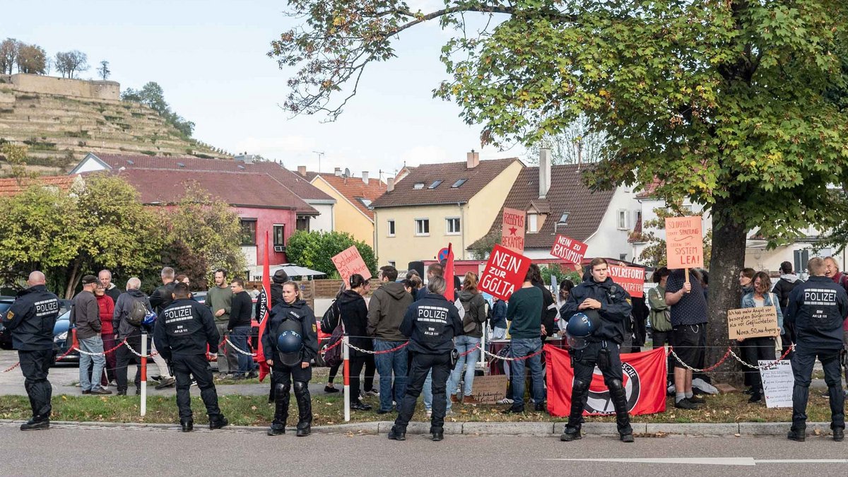 Aufregung in Asperg: Die Polizei trennt den Antifa-Protest von der BI. Fotos: Jens Volle