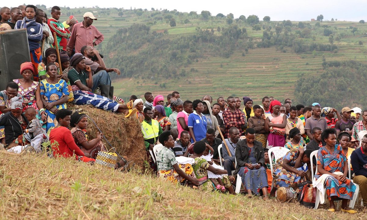 Am letzten Samstag im Monat ist in Ruanda Umuganda – fast alle kommen. Fotos: Malte Stieber