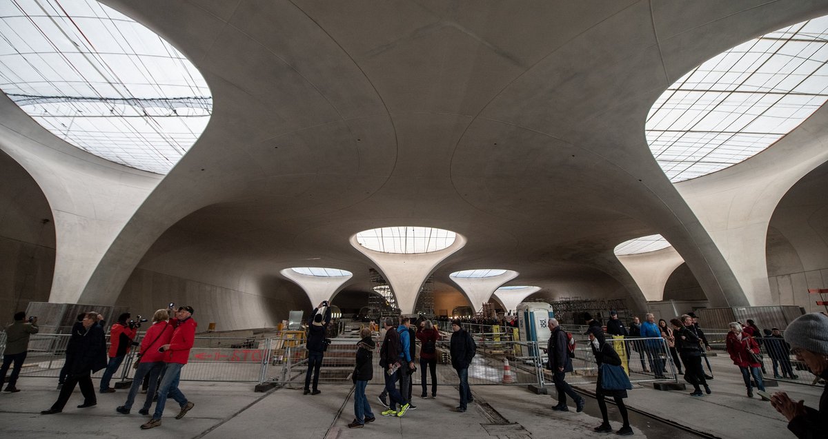 Damit die Bahnhofsdecke keinem auf den Kopf fällt: Designknaller Kelchstützen mit Lichtaugen. Fotos: Jens Volle