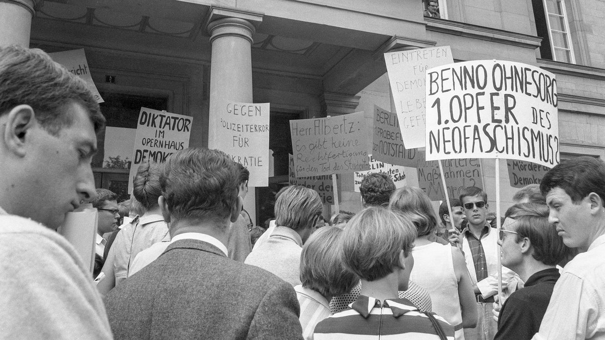 1967: In Tübingen demonstrieren Studierende gegen die Ermordung von Benno Ohnesorg. Ein Polizist hatte ihn am 2. Juni in Berlin mit einem Kopfschuss getötet. Foto: Stadtarchiv Tübingen