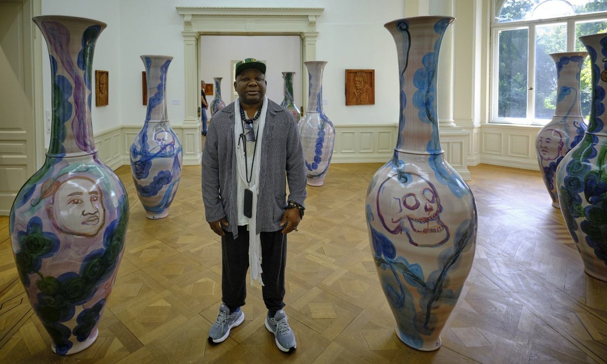 Barthélémy Toguo zwischen seinen mannshohen Vasen. Mehr Objekte seiner Ausstellung mit Klick auf den Pfeil.