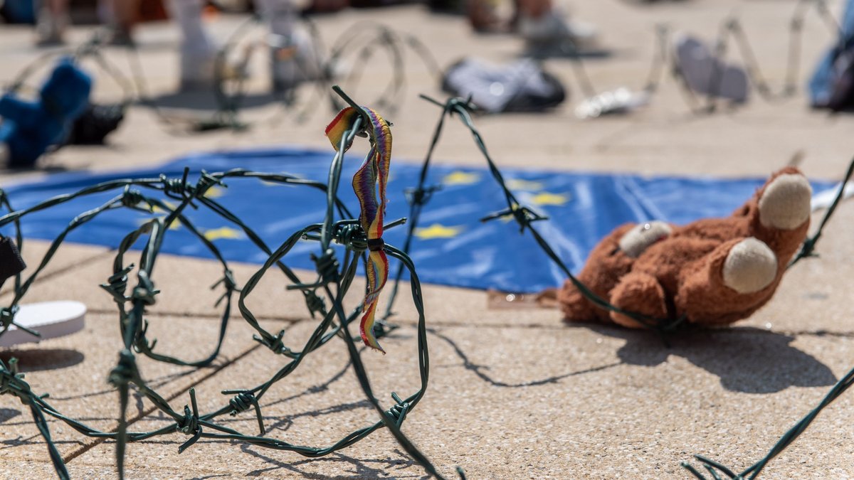 Der sichere Hafen Europa schottet sich ab. Kundgebung zur Reform des EU-Asylsystems im Juni 2023, kurz zuvor ertranken bei einem einzigen Unglück Hunderte Geflüchtete im Mittelmeer. Fotos: Jens Volle