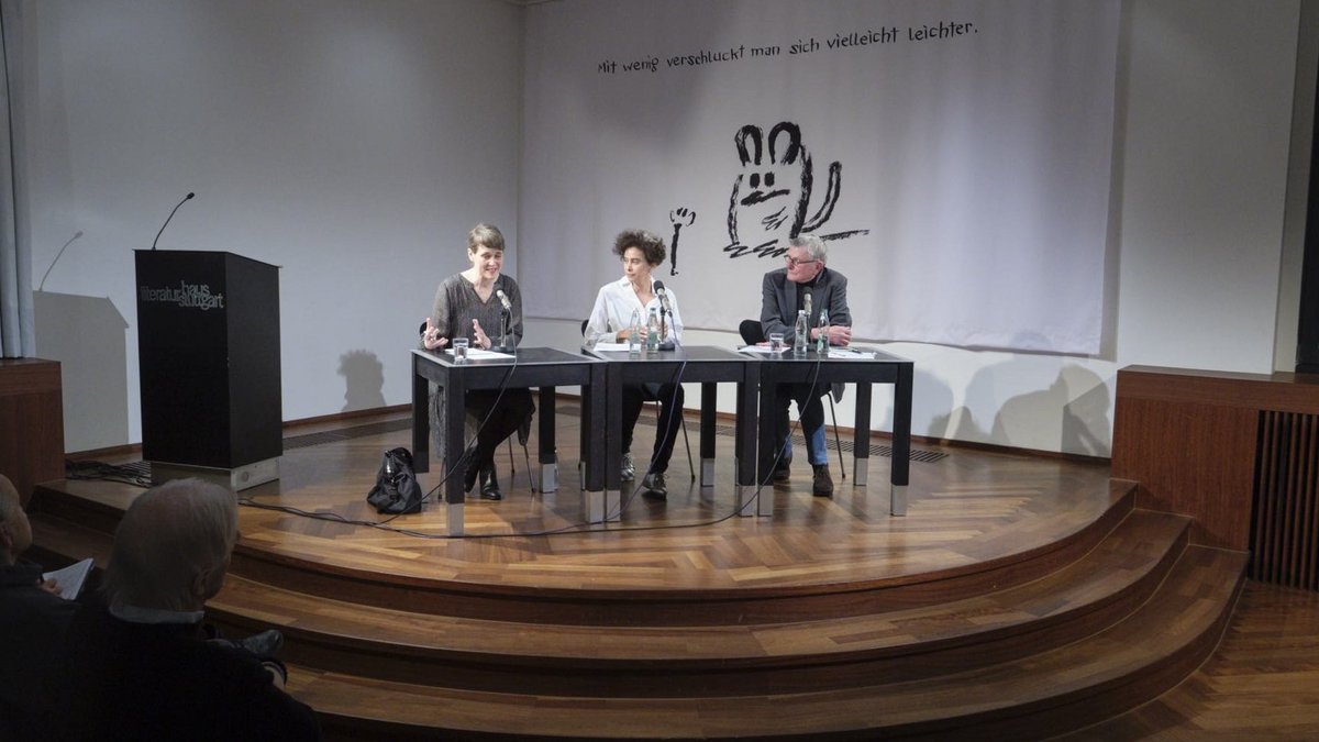 Adania Shibli (Mitte) mit Lektorin Beatrice Faßbender und Nahost-Experte Jörg Armbruster am 16. Februar in Stuttgart. Fotos: Joachim E. Röttgers