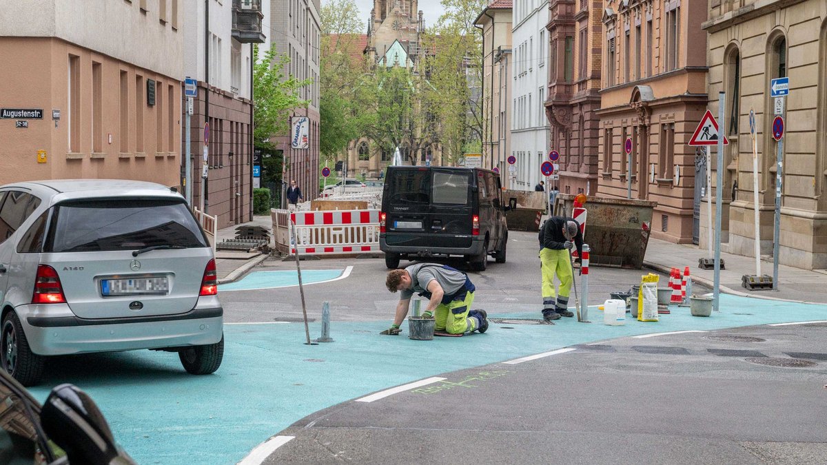 Mehr Lebensqualität mit weniger Autos: Noch können sie übers Türkise fahren und auf der Ecke parken. Hier an der Ecke Augusten-/Hermannstraße.