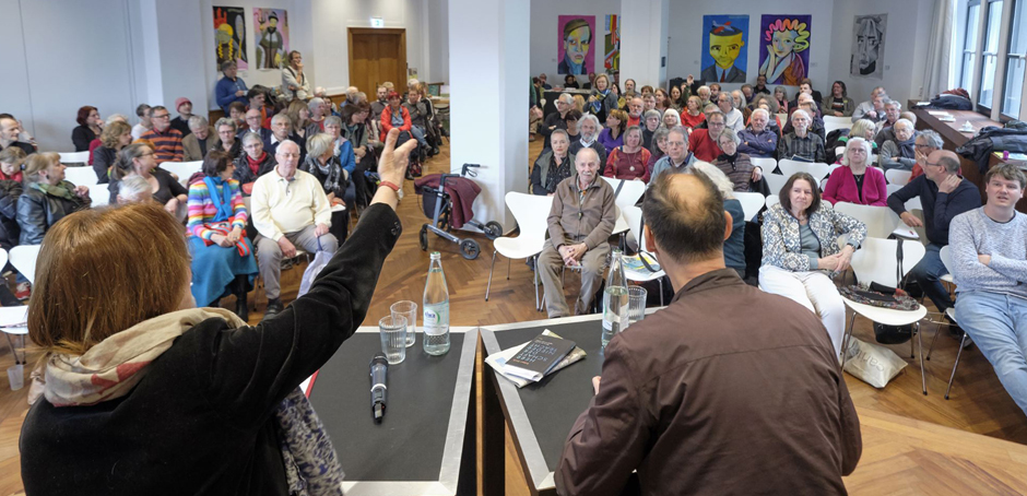 Und jetzt seid ihr dran: Anstifterin Annette Ohme-Reinicke (links im Bild) ermuntert zur Diskussion im Literaturhaus. Fotos: Joachim E. Röttgers 